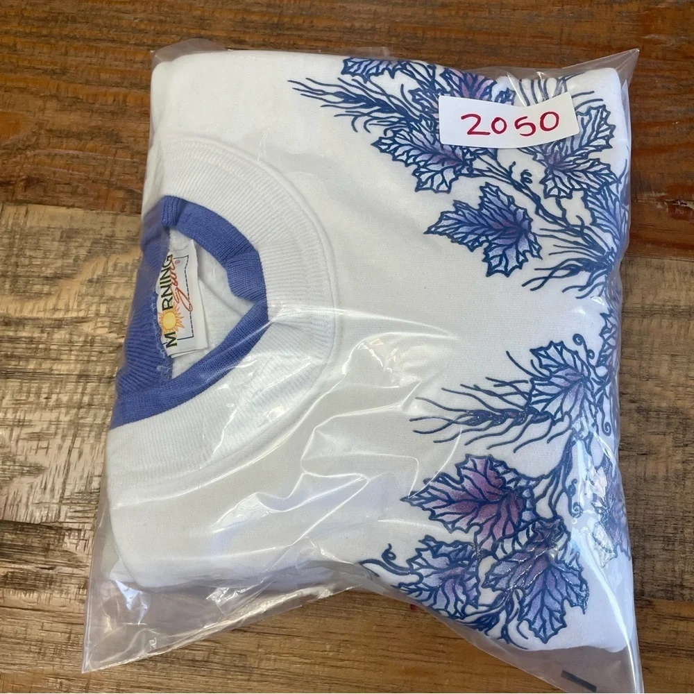 Vintage Morning Sun Large floral white purple blue puffed print grannycore